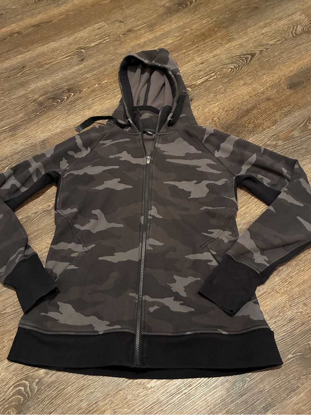 Athleta triumph Camo Zip Hoodie with Thumbhole Sleeves - Black/Grey